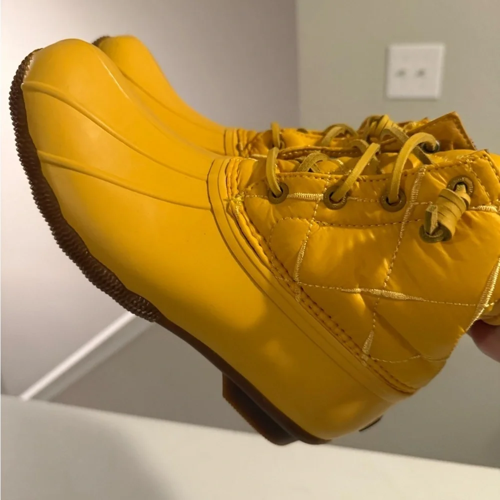 Sperry Women's Saltwater Quilted Nylon Duck Boots in mustard yellow Size 6.5